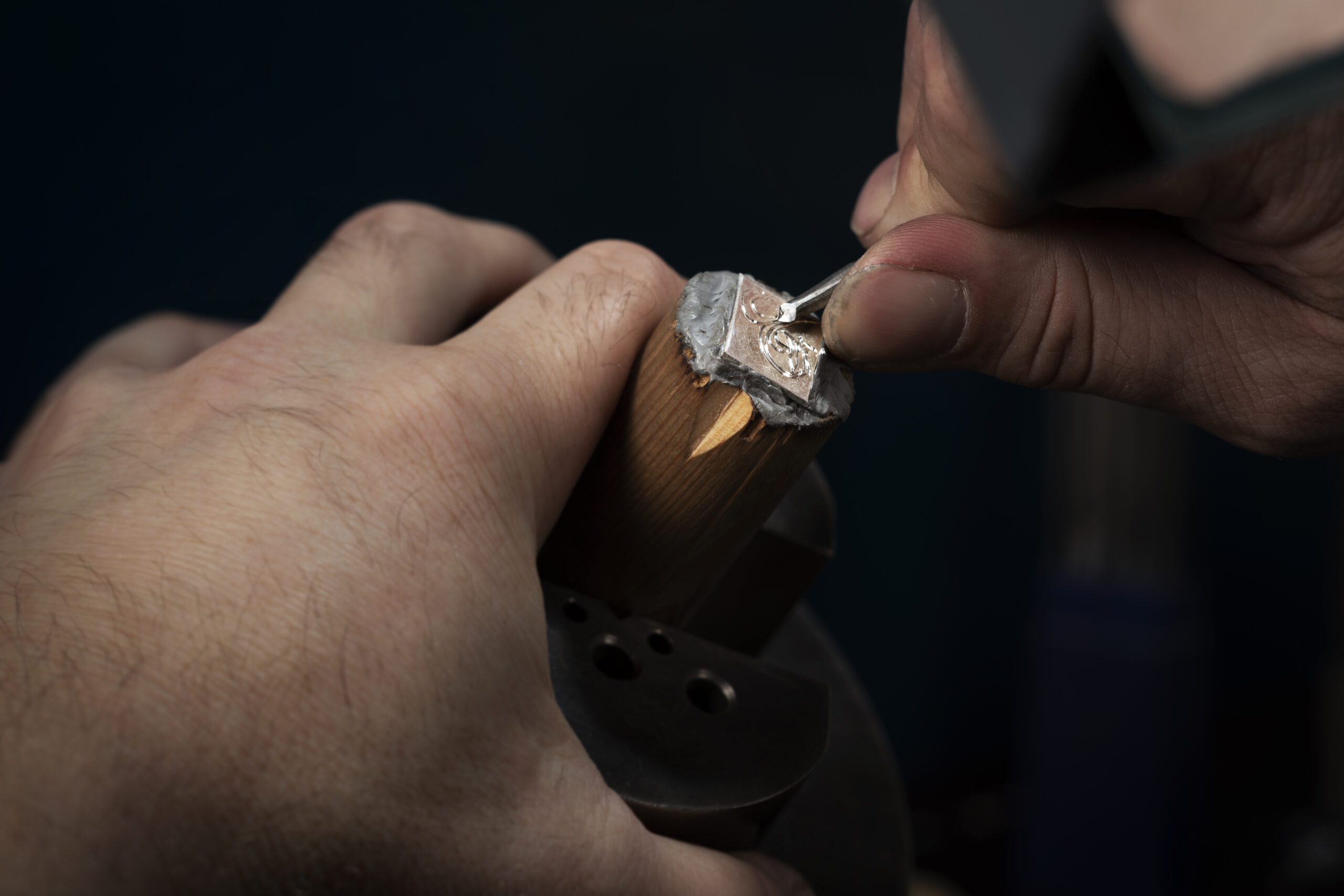 Goldsmith engraving jewellery with a graver